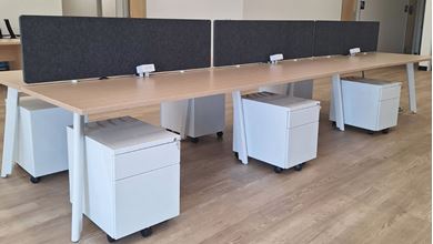 Picture of Cluster of 6 Person, Powered Teaming Benching Station